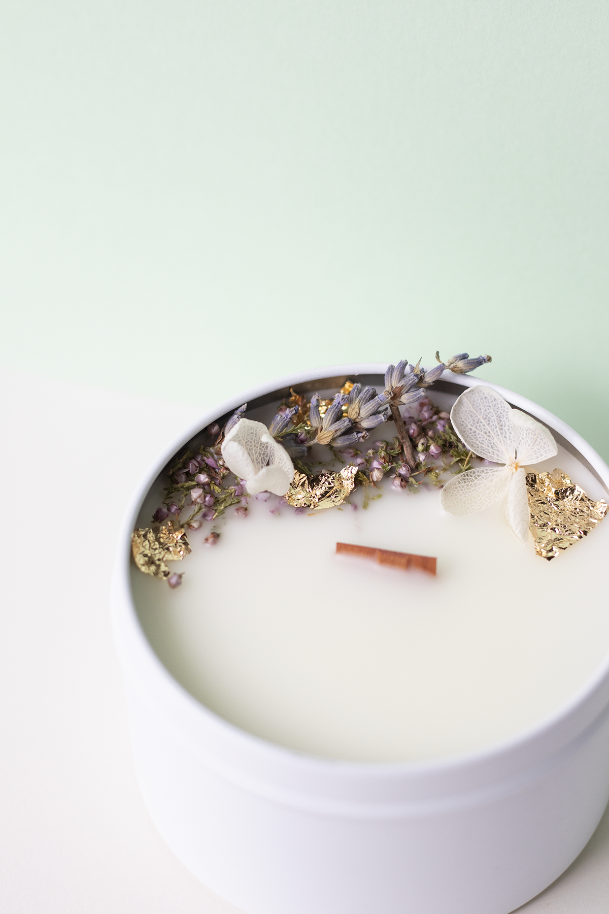 Fresh Linen and Lavender sensory mini travel tin wood wick candle with dehydrated botanicals. Fresh, fruity and floral scented candle for gift or home decor or home fragrances
