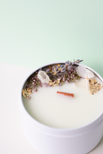 Load image into Gallery viewer, Fresh Linen and Lavender sensory mini travel tin wood wick candle with dehydrated botanicals. Fresh, fruity and floral scented candle for gift or home decor or home fragrances
